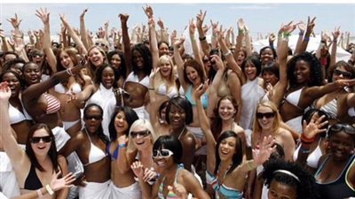 بالفيديو والصور.. مظاهرة إلكترونية بـ«البكيني» تضامنًا مع فتيات فرنسا