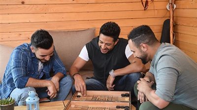 حماقى يلعب «الطاولة» مع فريقه في «The Voice»