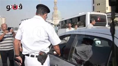 بالفيديو.. محافظ القاهرة يسحب رخص السيارات المخالفة بمحور بمصطفى النحاس