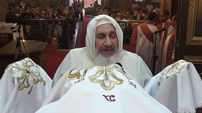 24 صورة تجسد صلاة القداس لذكرى الأربعين لكاهن كنيسة العذراء بقنا