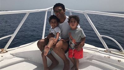 آسر ياسين في رحلة نيلية مع عائلته