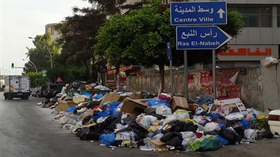 بالفيديو.. لبنان بلد الجمال تغرق في النفايات.. الزبالة تتحول لمعركة سياسية بين الفرقاء..مظاهرات واعتصامات للتنديد بإهمال المسئولين.. حكومة تمام سلام مرهونة بنظافة الشوارع والميادين.. وعرسال المنقذ