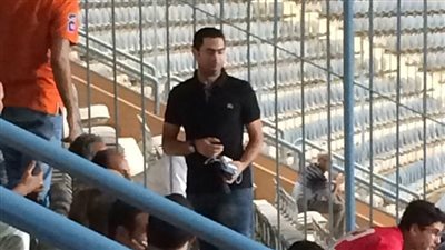 بالصورة.. أحمد فتحي يؤازر الأهلي أمام سموحة من مدرجات بتروسبورت