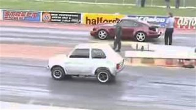 بالفيديو.. «فيات 126» تتحدى صاعقة السباق «بورش»