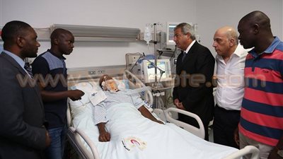 بالصور.. وزير الرياضة يهدي لاعب ليوبارد باقة ورد «السيسي»