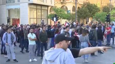 المتظاهرون يعترضون مواكب سيارات نواب البرلمان في لبنان (فيديو)