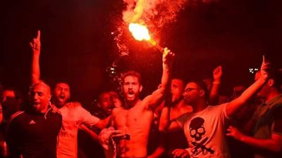 جماهير الزمالك تحتفل بـ«الشماريخ» في ميت عقبة بعد الفوز بالدوري