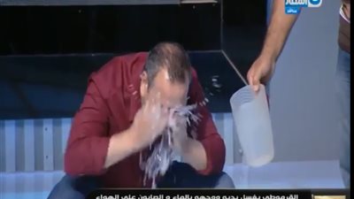 القرموطي بعد غسل وجهه على الهواء: «والله الواحد نضف» (فيديو)