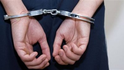 ضبط عاملين أثناء سرقتهما شخصا بالإكراه في مدينة نصر