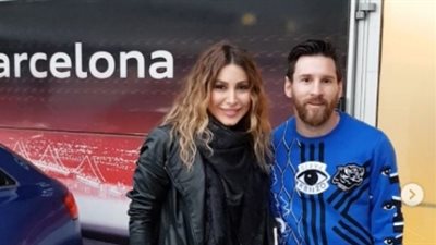 المطربة يارا تلتقي ميسي في إسبانيا (فيديو)