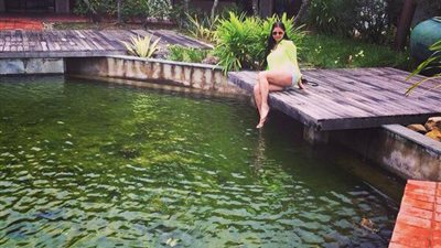 بالصور.. «كلوديا حنا» بالهوت شورت على شواطئ «أيسلندا»