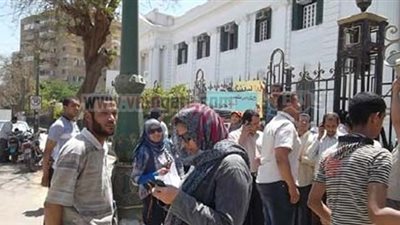 الباعة الجائلون بالإسكندرية يواصلون اعتصامهم