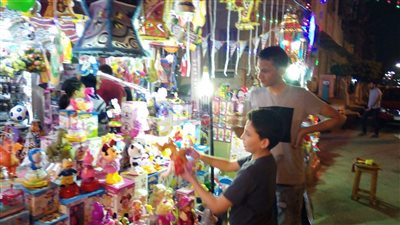 أشهر بائع فوانيس قبطي: الإقبال جيد ومحمد صلاح في المقدمة (صور)