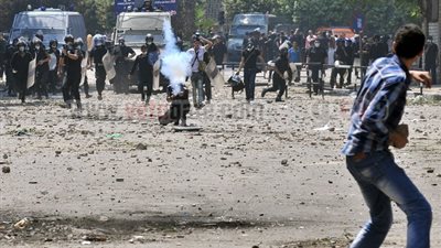 نشطاء سياسيون: الشرطة تعيد إنتاج طريقة العادلى فى قمع المتظاهرين.. ولجوء حكومة الإخوان إلي إتباع هذه الأساليب ينذر بثورة جديدة