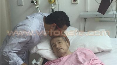 بالصور.. هشام العامري يطمئن على طارق سليم بالمستشفى