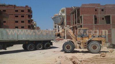 بالصور.. حملة لرفع مخلفات المباني من الطرق بالغردقة