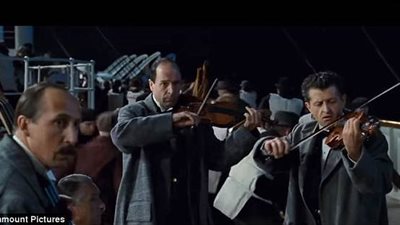 ركاب يرصدون غرق سفينة بالمياه على طريقة تيتانيك (فيديو وصور)