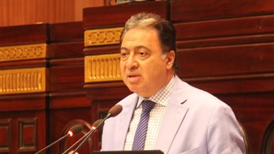 وزير الصحة يكلف مساعده بإعداد تقرير بأسباب حريق التموين الطبي