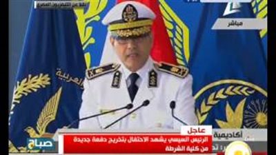 بالفيديو والصور.. «السيسي» يتسلم هدية تذكارية من أكاديمية الشرطة