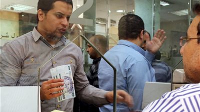 «اليورو» ينخفض 13 قرشًا.. والدولار يسجل 7.83 جنيهات