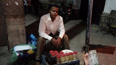 شاب يتحدى البطالة بصنع «جيل الصبار» أمام الزبائن في أسوان (فيديو وصور)