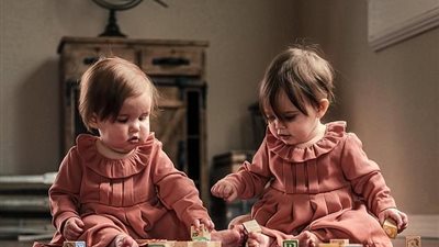 الأبوة تجذب آلاف المتابعين لستة رجال (صور)