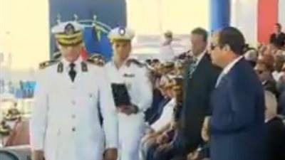 بالفيديو.. شاهد هدية رئيس أكاديمية الشرطة لـ«السيسي»