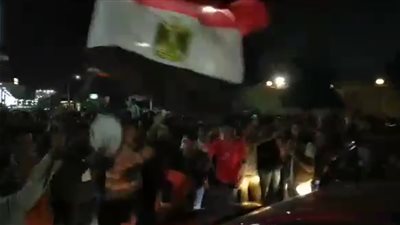 بعد امتلاء المدرجات.. الجماهير تهتف أمام إستاد القاهرة: عاوزين ندخل (فيديو)