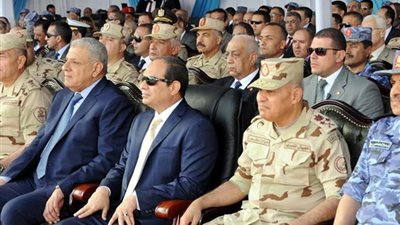 السيسي يشهد عروضا للكلاب البوليسية في الكشف عن المخدرات