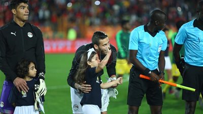 ابنة عماد متعب تخطف الأنظار مع رمضان صبحي في مباراة مصر وجنوب أفريقيا