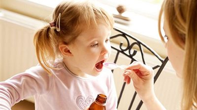 أستاذ كبد يحذر من استخدام أدوية خفض الحرارة للأطفال