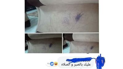 أب محل سخرية «فيس بوك» لمحاولته إزالة بقعة حبر قبل معرفة زوجته (صور)