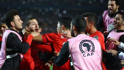 لاعبو المنتخب الأوليمبي يحتفلون مع الجماهير بالتأهل للأولمبياد