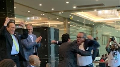 بالأحضان.. فرحة عارمة لوزير الرياضة والجنايني بعد تأهل المنتخب للأولمبياد (صور)