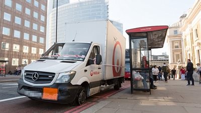 لص يقفز بسيارة في مياه نهر التايمز (صور)