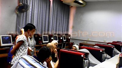 بالصور.. تزاحم بمعامل تنسيق «عين شمس» لانقطاع الإنترنت