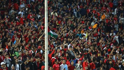 الجماهير المصرية تتضامن مع الشعب الفلسطيني بالهتافات ورفع الأعلام