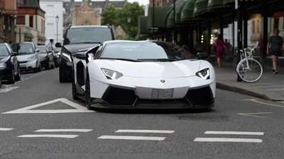 بالفيديو.. ثرى سعودى يتسبب في زحام مرورى لتنظيف سيارة «بورش»