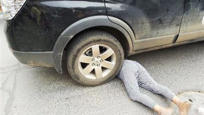 بالصور.. لحظة إلقاء عجوز بنفسها أسفل عجلات سيارة لطلب تعويض