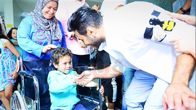 تامر حسني يتبرع بأجره في إعلان لمستشفى 57357 (صور)