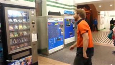 بالفيديو والصور.. رد فعل شاب جائع علق طعامه داخل آلة