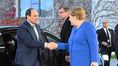 السيسي يصل مقر المستشارية الألمانية وميركل في مقدمة مستقبليه