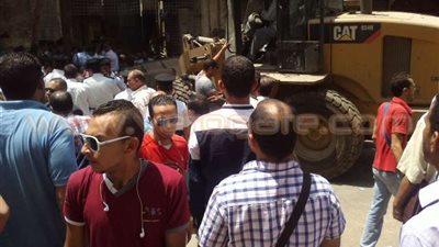 بالصور .. إزالة الأكشاك المخالفة بجوار محطة مترو سعد زغلول