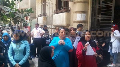 بالصور.. وقفة لأهالي «زرزارة» بورسعيد أمام «الوزراء»