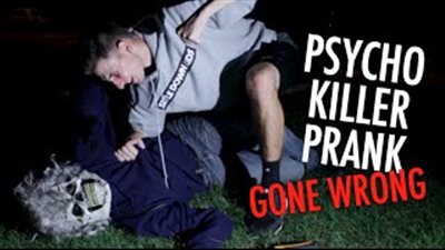 بالفيديو.. «علقة ساخنة» لشاب حاول تنفيذ مقلب مرعب في شقيقه