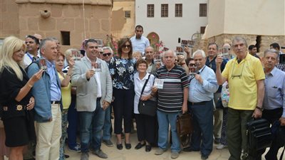 وزارة الهجرة تهدي فيلم «حكاية وطن» للوفد اليوناني والقبرصي