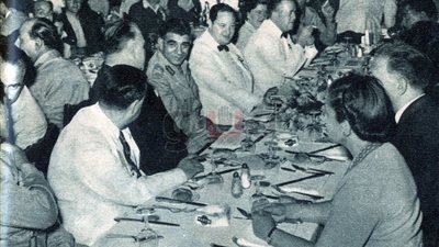 محمد نجيب يحضر إفطار الجالية اليونانية ويتلقى هديتهم للضباط الأحرار