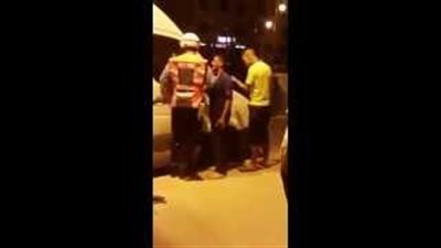بالفيديو.. لحظة تعدي شرطي مرور بالضرب على سائق ميكروباص