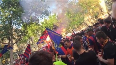 جماهير برشلونة تستعد للكلاسيكو بالشماريخ (فيديو)