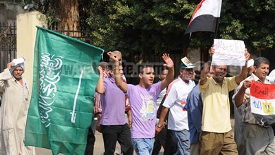 تزايد اعداد المتظاهرين أمام 